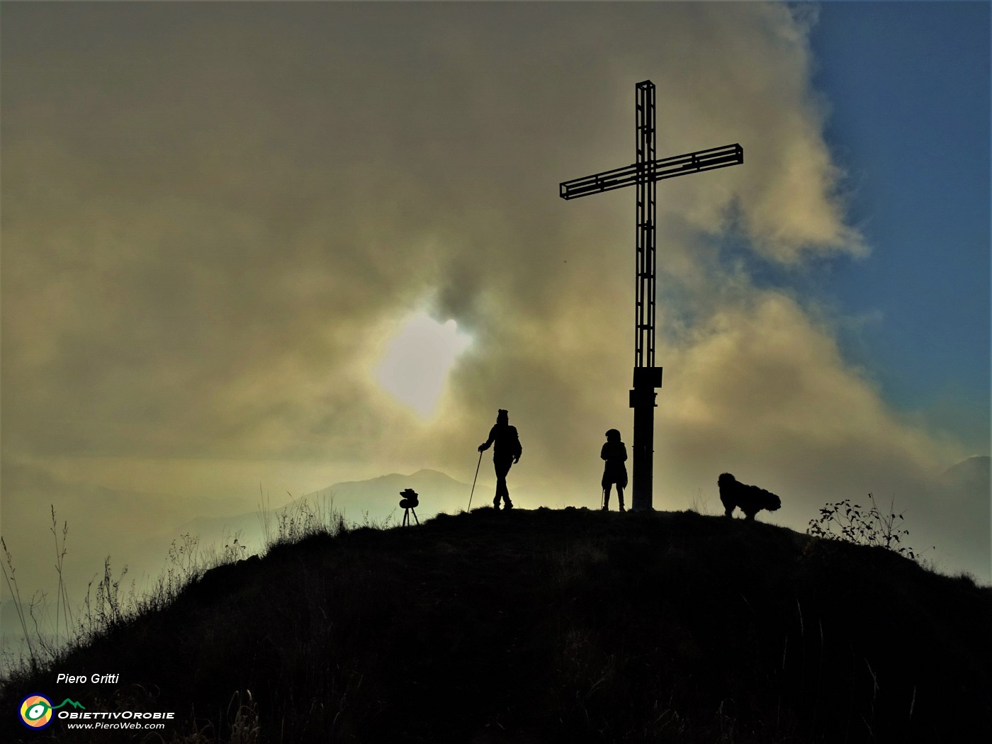05 La croce di vetta (1366 m) in controluce tra nubi sparse vaganti .JPG